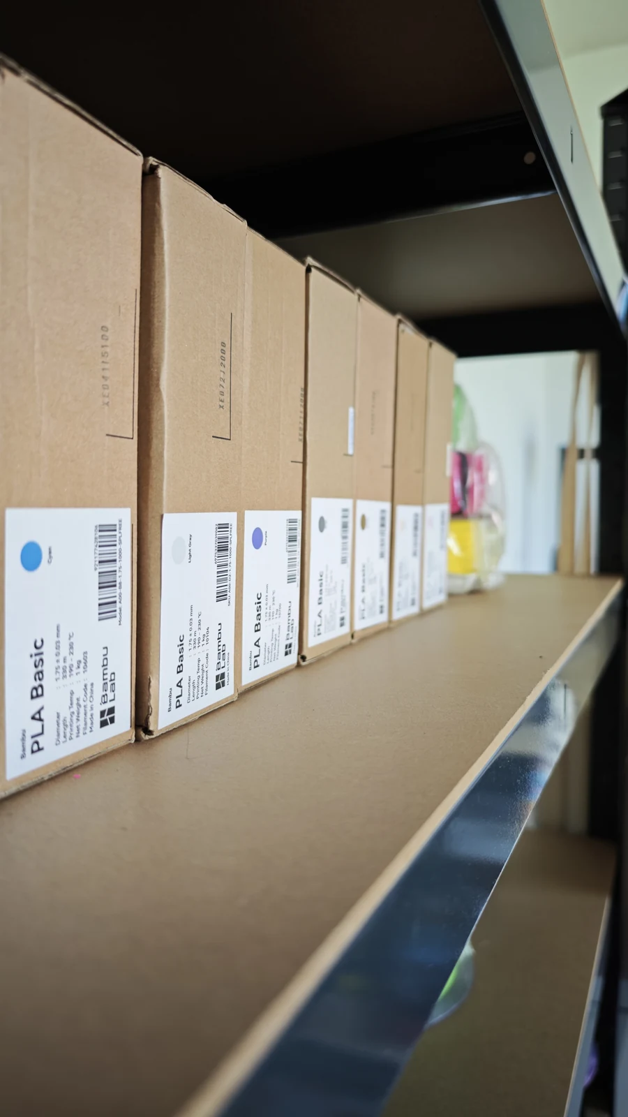 Rangement des bobines PLA Basic Bambu Lab par couleur dans l'atelier YaCa