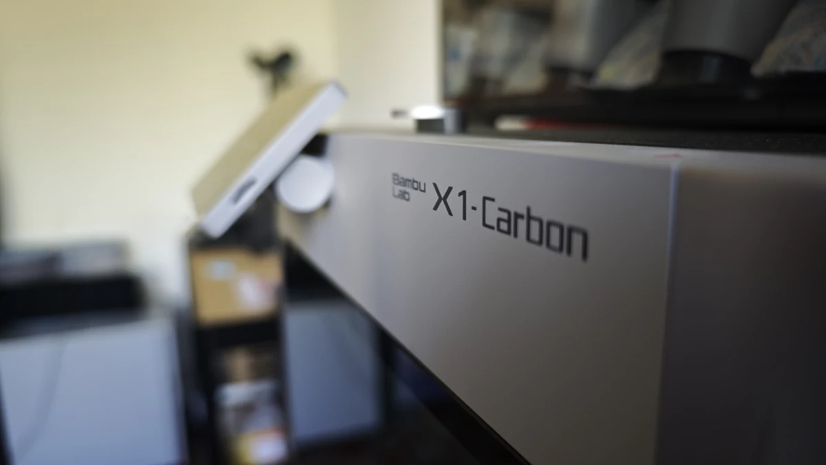 Gros plan sur l'imprimante Bambu Lab X1-Carbon de l'atelier YaCa